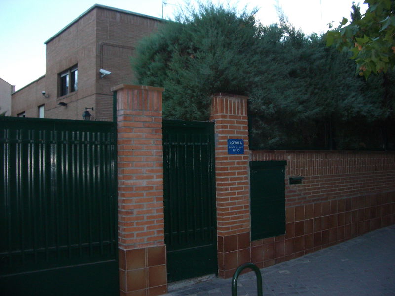 Outside the gate to Loyola. All of the buildings on campus (3) have gates around them, as do most of the privately owned buildings in the area. No key, no access.