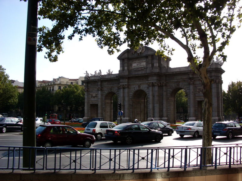 The Plaza de la Independencia near Parque Del Retiro, similar to the Arc de Triumphe in Paris I suppose...another war time arch. Not really accessible by foot.