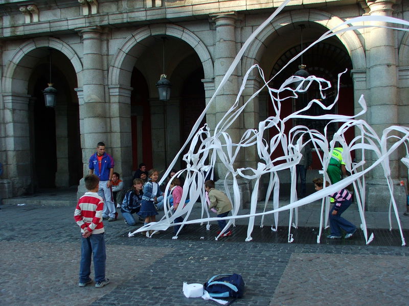 In La Plaza Mayor today a lady took the wind coming from a subway grate and turned it into a plaything for some nearby kids.