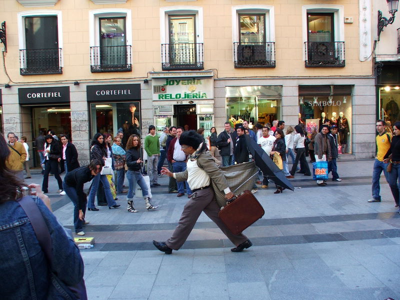 One of the coolest looking mime costumes I've seen lately, made to look like he's been blown away. Just off of the Puerta del Sol