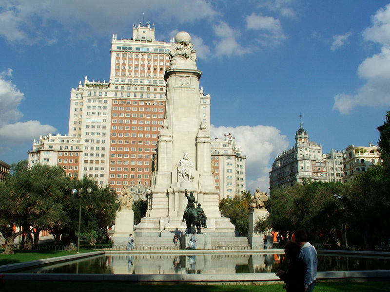 My parents are coming to visit so I decided to go take a look and see where Plaza de Espana actually is. I found it, and consequently found the Don Quixote and Cervantes statues that occupy the park.