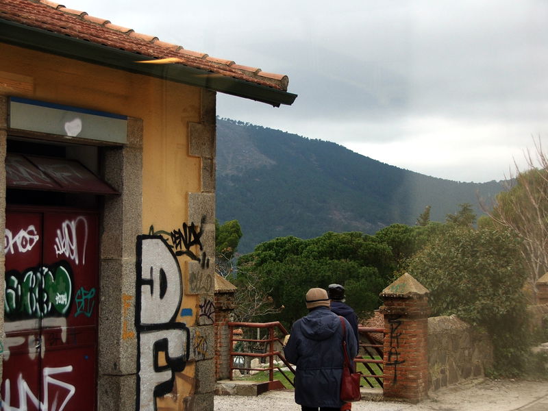 Stop before the train arrived in Ávila today. Thought the contrast between old buildings, old people, graffiti and the mountains was interesting.