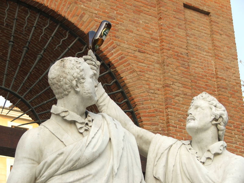 I think this is supposed to be a war memorial with a sword, but it's now been reduced to a bar fight.