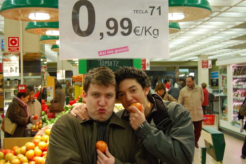 Rob and Carlos. Don´t know what Rob is doing. Carlos didn´t actually bite the tomatoe.
